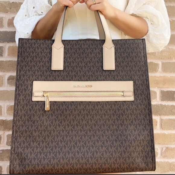 Pursed - Picture 3 of 5